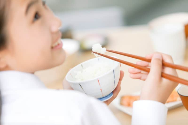 ‟正しい”とされる箸の持ち方は、合理的で美しく、気持ちよく食事ができるものです
